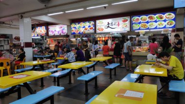 Singapur Hawker Merkezi'nde insanlar