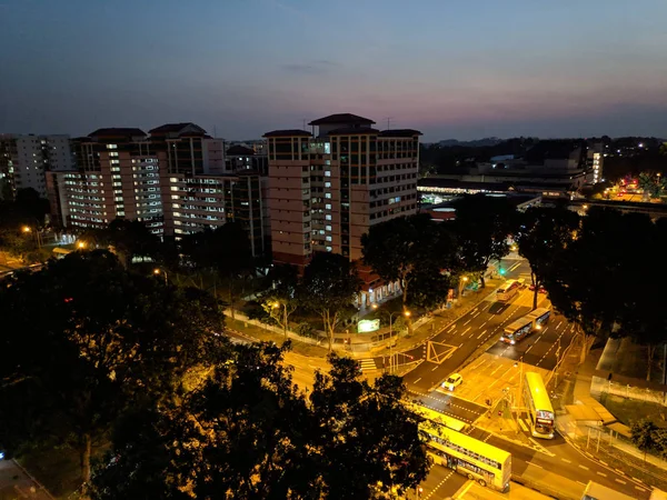 Alacakaranlık sırasında Singapur City Konut apartman — Stok fotoğraf