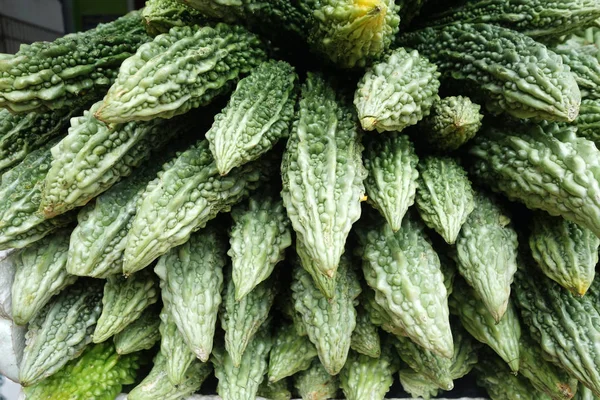 Grupo de cabaça amarga verde fresca em na tenda vegetal — Fotografia de Stock