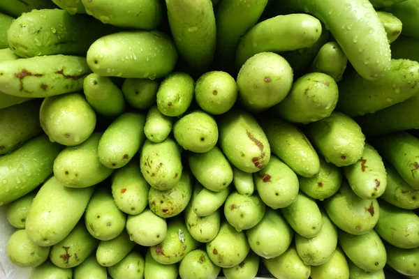 Çiğ olgun yeşil patlıcan — Stok fotoğraf