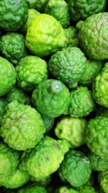 Kaffir kireç satmak için piyasada