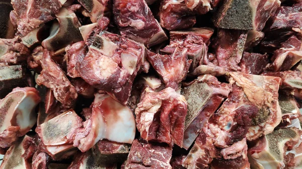 Свежий сырой говяжий костяной ребро грубо рубят на продажу — стоковое фото