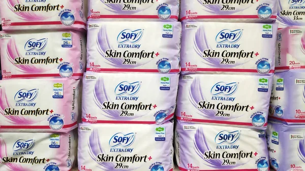Sofy Extra almofadas sanitárias secas vendidas no mercado — Fotografia de Stock