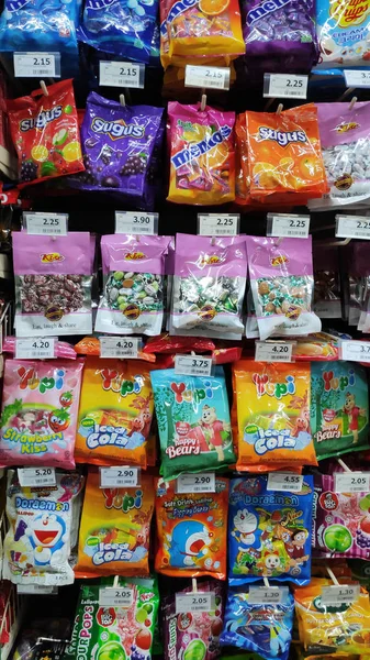 Słodycze i przekąski półki w sklepie — Zdjęcie stockowe