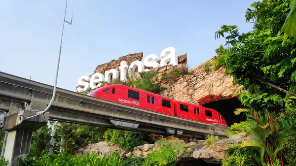 Train monorail Sentosa Express reliant l'île de Sentosa à Harb — Photo