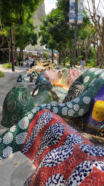 Sentosa Merlion heykelinden çıkan renkli mozaik çeşmeler — Stok fotoğraf