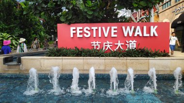 Singapur'daki Sentosa tatil beldesinin içinde Şenlikli yürüyüş işareti