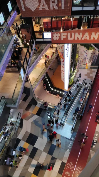 Singapur FUNAN centro comercial de productos digitales con nueva fachada vi —  Fotos de Stock