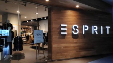 Vivocity, Singapur'da bir mağaza girişi üzerinde Esprit marka adı