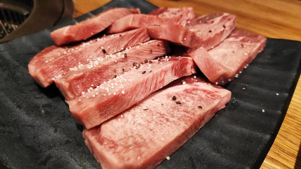 Japanse Premium rundvlees tong voor yakiniku — Stockfoto