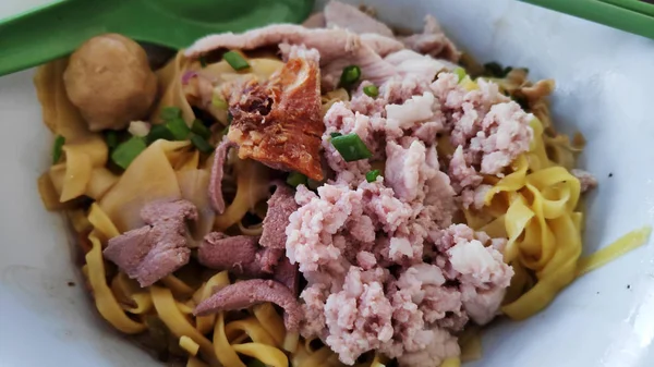 Macarrão de carne de porco picado — Fotografia de Stock