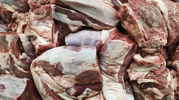 Кусочки говядины на рынке — стоковое фото