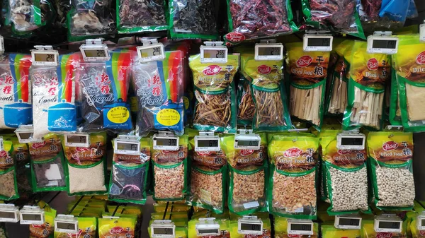 Gewürze und getrocknete Lebensmittel zum Verkauf auf dem lokalen Markt — Stockfoto