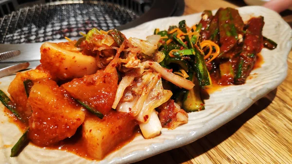 Makanan tradisional Korea dengan kimchi pedas — Stok Foto