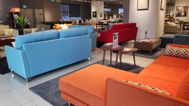 Modern mobilya ile büyük perakende mağaza iç