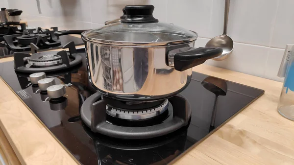 Paslanmaz çelik gaz sobası üzerinde pot pişirme