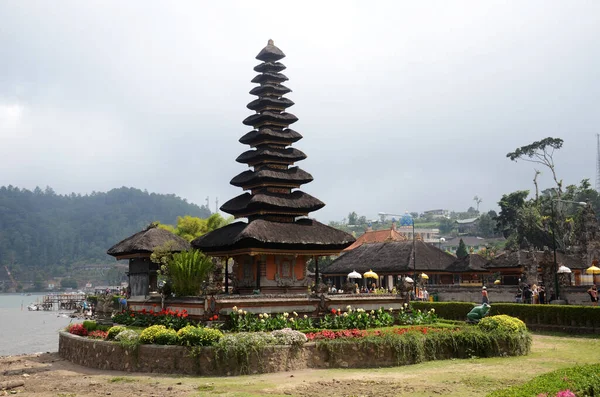 Endonezya, Bali 'deki Bratan Gölü' nün Pura Ulun Danu tapınağı kompleksi — Stok fotoğraf
