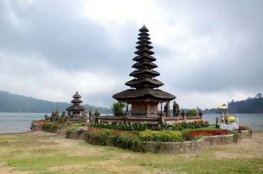 Endonezya, Bali 'deki Bratan Gölü' nün Pura Ulun Danu tapınağı kompleksi