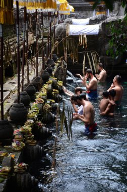 İnsanlar, volkanik bir kaynaktan gelen kutsal suda banyo yaparlar.