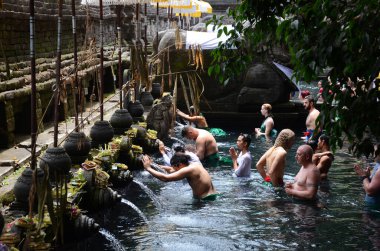 Endonezya ve turizm kutsal vadide namaz kılıyor ve banyo yapıyorlar.