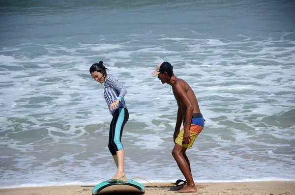Lidé se učí surfování na balijské pláži — Stock fotografie