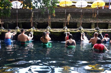 Endonezya ve turizm kutsal vadide namaz kılıyor ve banyo yapıyorlar.