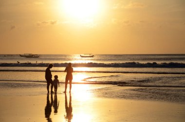 Bali 'deki Kuta plajında dramatik gün batımı