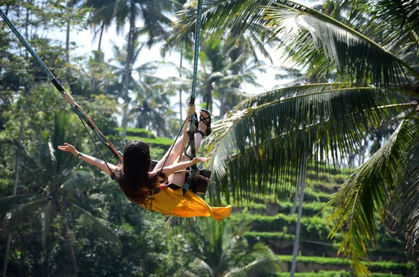 Молодая женщина, качающаяся в джунглях тропических лесов Бали, Индонезия — стоковое фото
