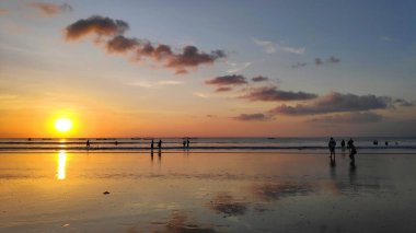 Bali 'deki Kuta plajında dramatik gün batımı
