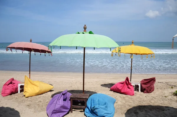 Пустой пляж с яркой палаткой, стульями, волнами для серфинга и солнечным небом — стоковое фото