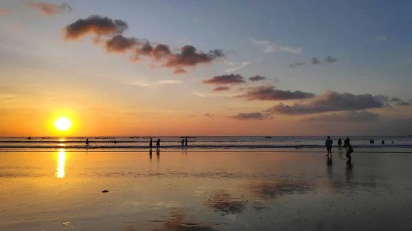 Dramatischer sonnenuntergang am kuta beach in bali — Stockfoto