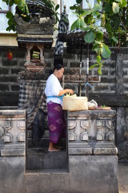 Bali Endonezya 'da bir tapınakta dua eden bir kadın..