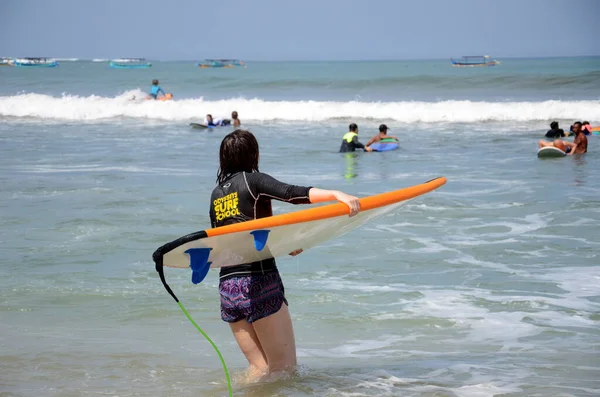 Felice surfisti con tavole da surf lungo la riva del mare andando in — Foto Stock