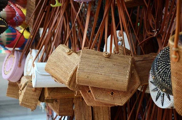 Bali geleneksel el yapımı, örülmüş, omuz çantaları. — Stok fotoğraf
