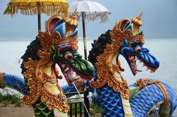 Colorido Naga o serpiente estatua fuente en frente de Ulun Danu B — Foto de Stock