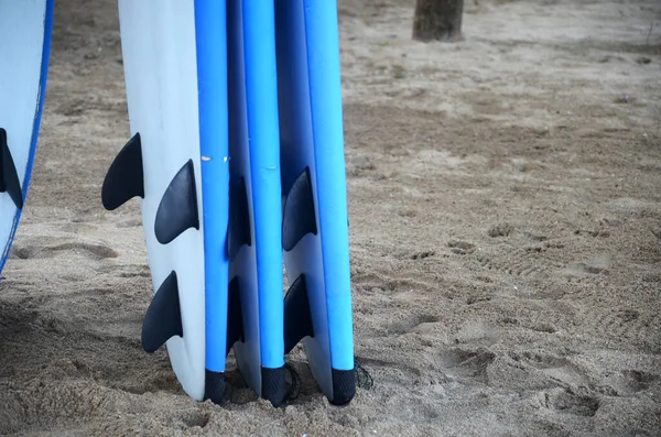 Set di tavole da surf in una pila di oceano a Bal — Foto Stock