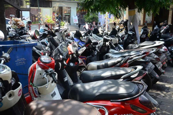 Muchas motocicletas y scooters estacionados en una línea en la ciudad de Ku — Foto de Stock