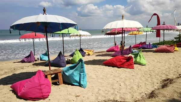 Fundo de praia vazio com tenda brilhante, cadeiras, ondas de surf e — Fotografia de Stock