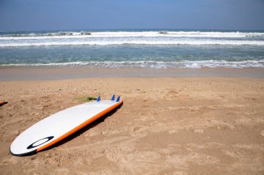 Kuta plajı Bali adasında sörf tahtası