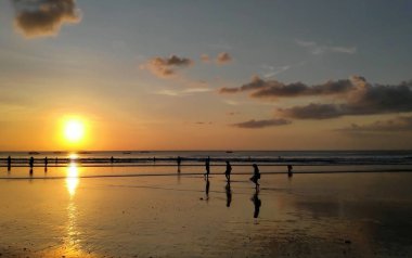 Bali 'deki Kuta plajında dramatik gün batımı