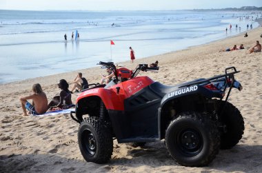 Endonezya 'nın kumlu Bali sahilinde cankurtaran motoru