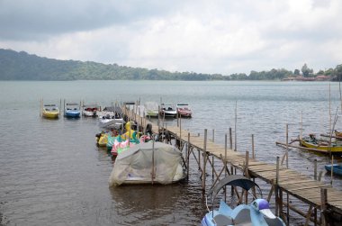 Bali 'deki Beratan Gölü' ndeki güzel gölde iskeleli tekne iskelesi..