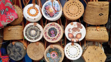 Tipik bir hediyelik eşya dükkanı. Bali 'nin el sanatları ve hatıraları satılıyor.