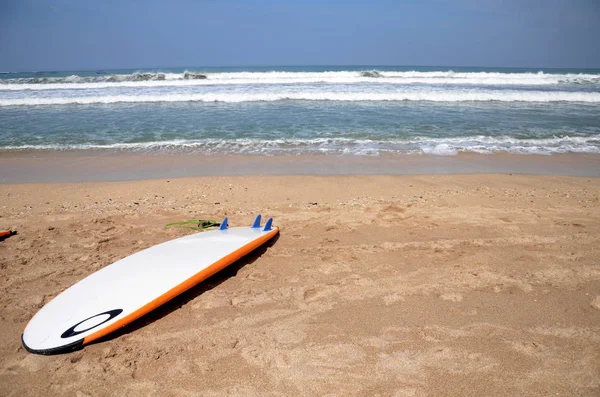 Prancha de surf na praia de Kuta Ilha de Bali — Fotografia de Stock