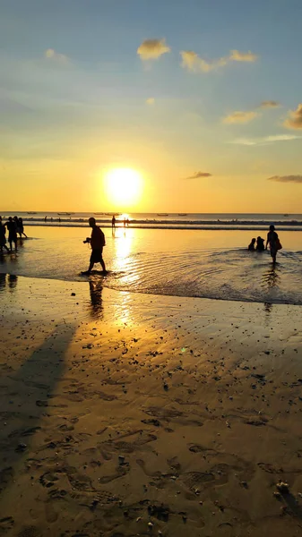 Atardecer dramático en la playa de Kuta en Bali — Foto de Stock