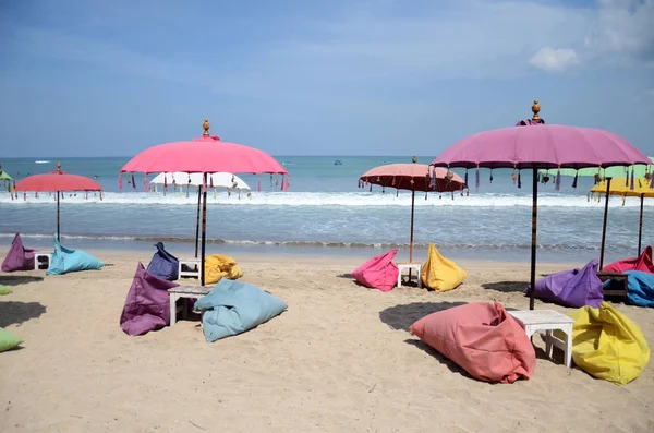 Playa vacía con carpa luminosa, sillas, olas de surf y cielo soleado — Foto de Stock