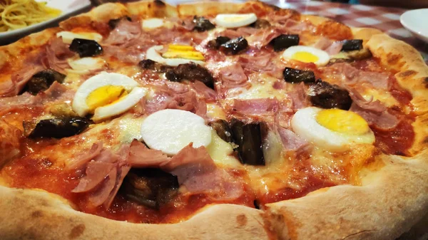 Italian pizza with eggplants, hot salami and eggs — Zdjęcie stockowe