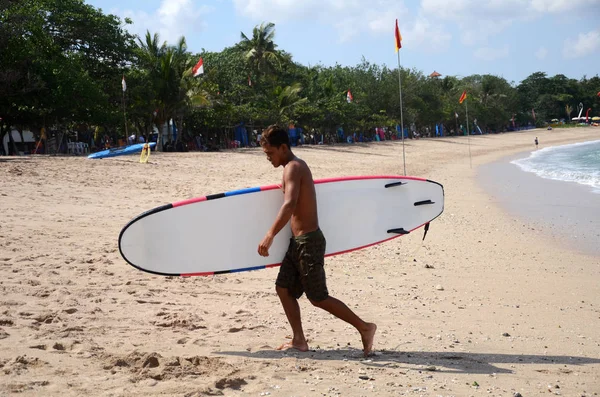 Felice surfisti con tavole da surf lungo la riva del mare andando in — Foto Stock