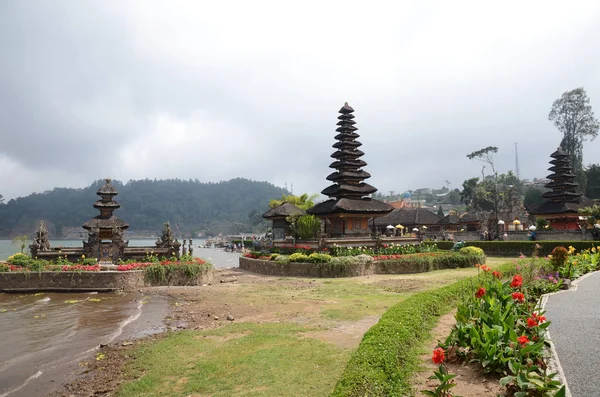印度尼西亚巴厘Bratan湖Pura Ulun Danu寺庙建筑群 — 图库照片