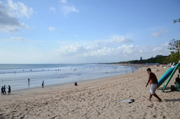 Pantai Kuta di Bali. Ini adalah tujuan wisata yang populer — Stok Foto